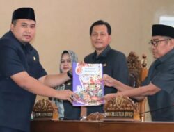 Bupati Terima Penyampaian Laporan Hasil Pembahasan dan Penelitian LKPJ Tahun 2024