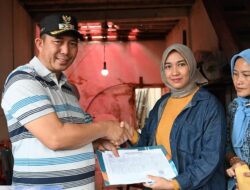 Wali Kota Pagar Alam, Ludi Oliansyah, menyerahkan langsung dokumen kependudukan kepada korban kebakaran rumah