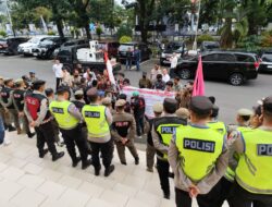 Polres Lahat, Kawal dan Amankan Kegiatan Aksi Unjuk Rasa dari Komunitas Peduli Kabupaten Lahat