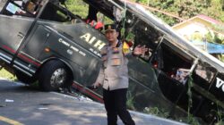 Kapolres Lahat turun langsung dan atur lalu lintas saat Evakuasi Bus Laka lantas
