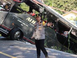 Kapolres Lahat turun langsung dan atur lalu lintas saat Evakuasi Bus Laka lantas